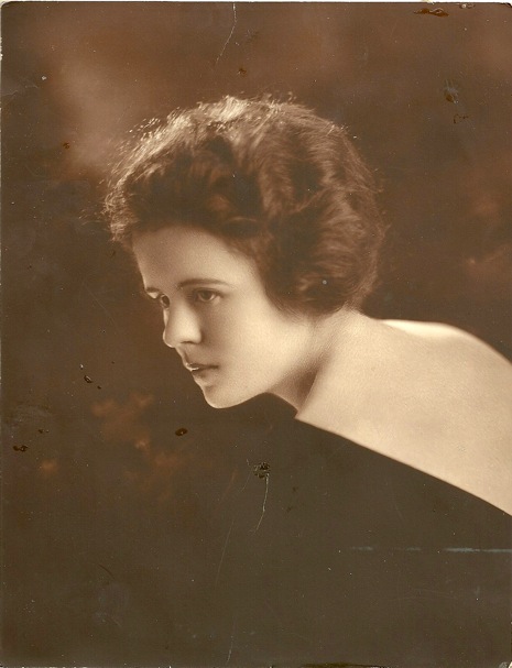 Hazel Emlyn Wilson (1892-1988), age about 29